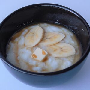 Каша манная с бананом и карамелью