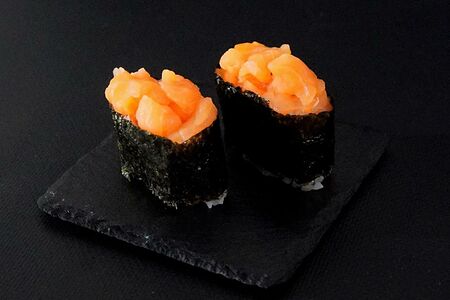 Гункан с лососем