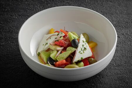 Греческий салат с домашним сыром фета