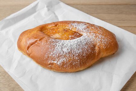 Булочка с абрикосовым джемом