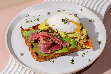 Вафля с тунцом и яйцом пашот