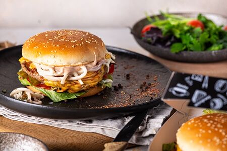 Бургер с говядиной, сулугуни и яйцом