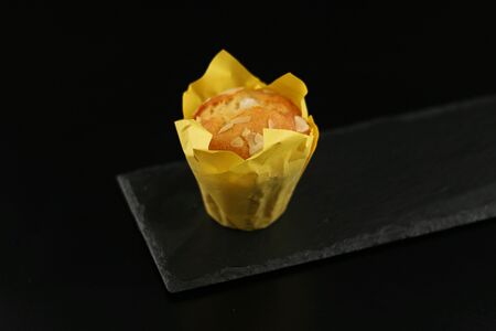 Маффин с абрикосом и миндальными лепестками