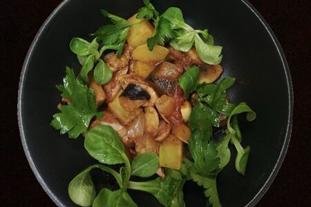 Бедро цыпленка с овощами в томатном соусе