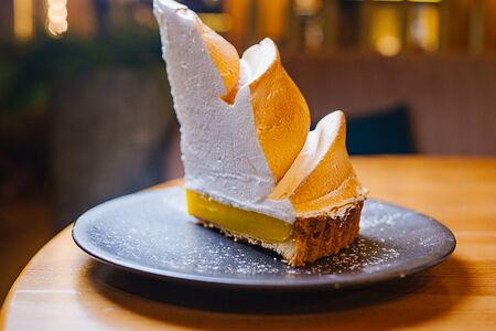 Большой лимонный тарт с меренгой