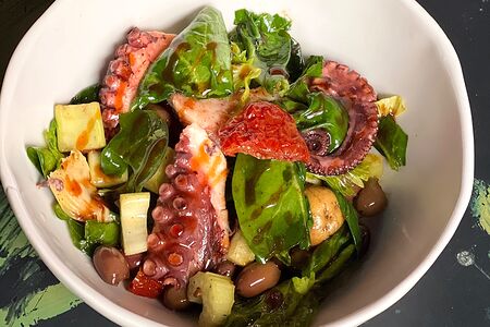 Салат с осьминогом и артишоками