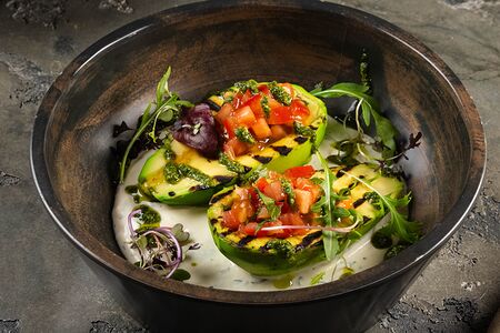 Авокадо гриль в сливочно - сырном соусе и сальсой из спелых томатов