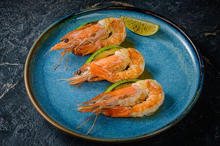 Креветки тигровые жареные с авокадо