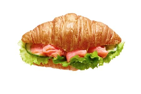 Круассан с лососем