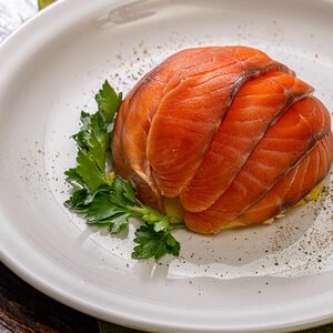 Салат из семги слабой соли с креветками, помидорчиком и картофелем