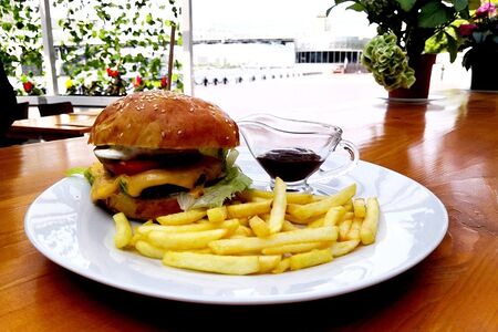 Гамбургер Шайба с картошкой фри и соусом