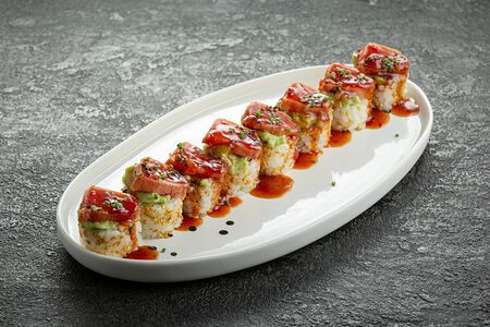 Татаки тунец с авокадо и соусом сладкий чили