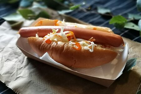 Хот-дог с салатом Коул Слоу и острым соусом