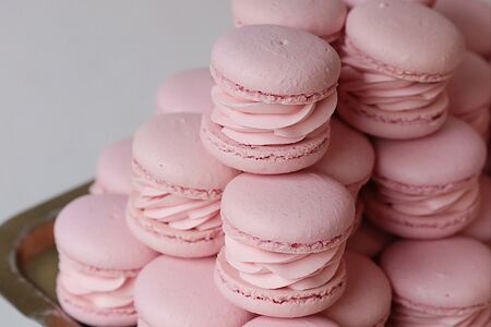 Макарон Клубника с кусочком клубники 