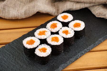 Ролл с лососем