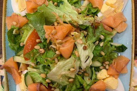 Салат с лососем Sous Vide и яйцом