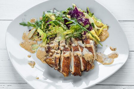 Листья салата с курицей в ореховом соусе