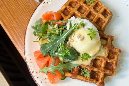 Вафля с овсянкой, яйцом пашот и маринованным кабачком