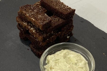 Гренки чесночные с соусом