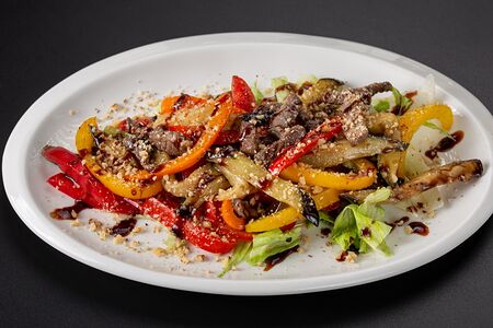 Салат с говяжьей вырезкой и овощами