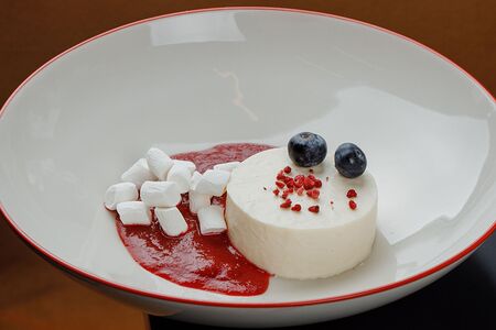 Панакотта с ягодным соусом