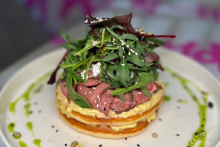 Панкейки с ростбифом