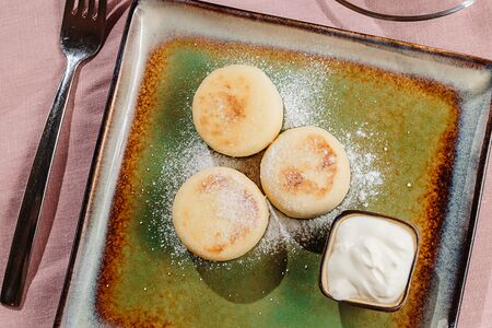 Сырники со сметаной