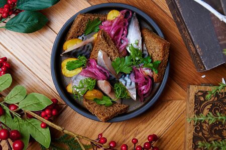 Скумбрия с картофелем и маринованным луком