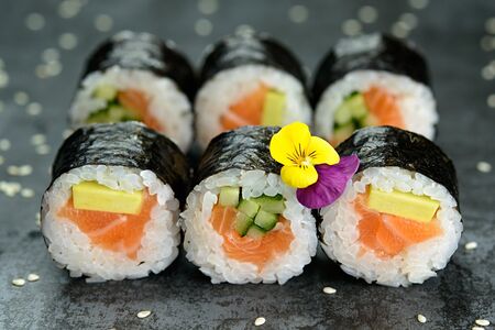 Малая сборка с лососем, авокадо и огурцом