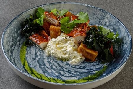 Теплый салат с угрем и баклажанами