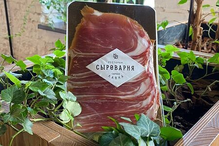 Вяленый cвинoй окорок