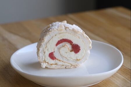 Меренговый рулет Клубника-лайм