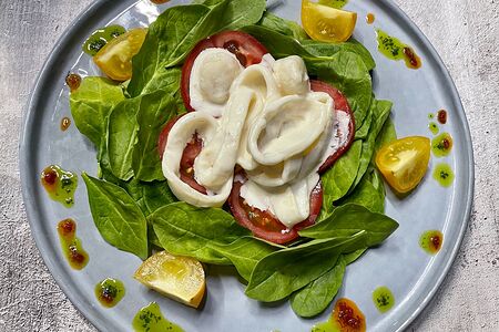 Салат с морепродуктами и шпинатом