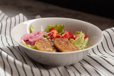 Фреш салат с фалафелем