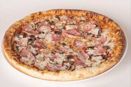 Пицца с ветчиной и грибами
