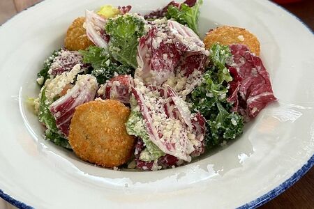 Салат с киноа и крокетами из цыпленка