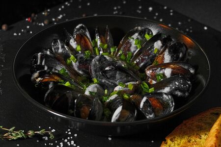 Мидии в соусе дорблю