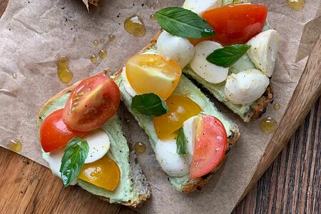 Брускетта с моцареллой, томатами и песто