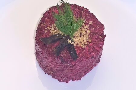 Салат свекольный с орехами