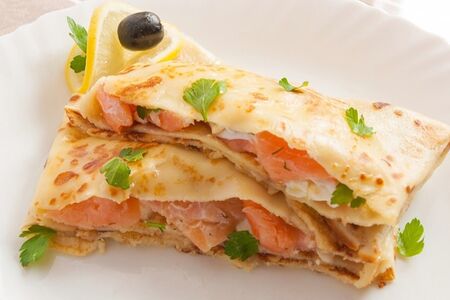 Блин со слабосолёным лососем