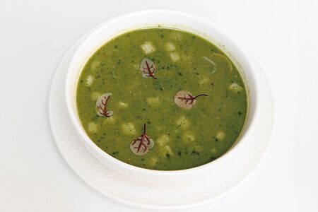 Овощной суп с песто и пармезаном