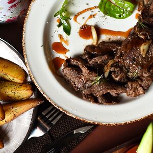 Томлёная говядина с картофелем