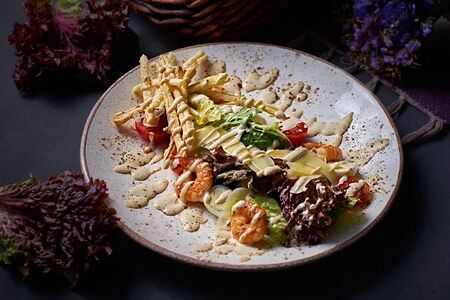 Салат Цезарь с креветками