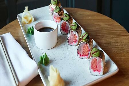 Золотой ролл с икрой осетра