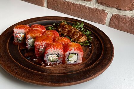 Опалённый татаки-ролл с лососем