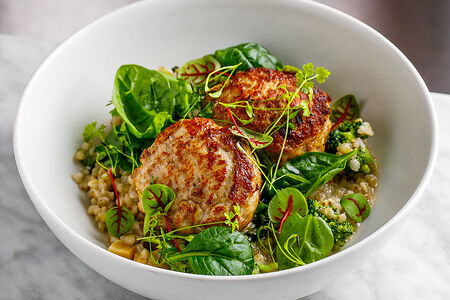 Рубленая котлета из индейки с зеленой гречей, брокколи и лисичками