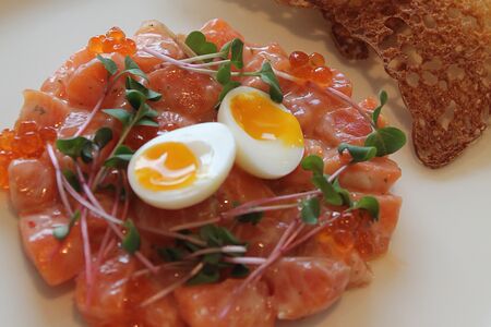 Тартар из охлажденной карельской форели с красной икрой