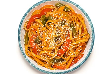 Удон с овощами в остром соусе кимчи