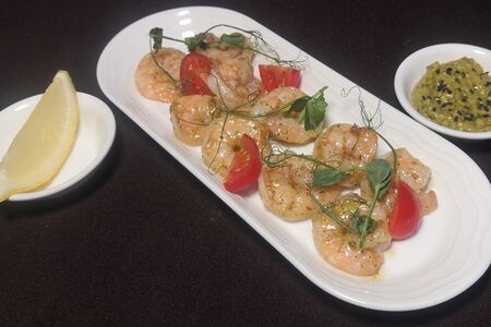 Жареные креветки с соусом песто