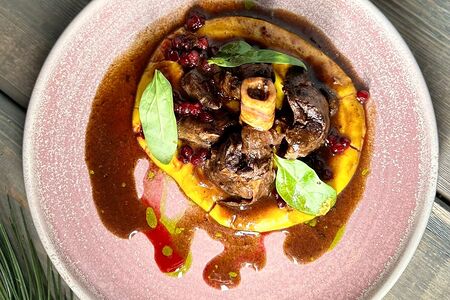 Стейк из голени оленя с тыквенным пюре